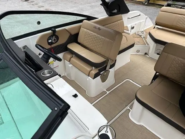 Slide: The Image of Sea Ray 250SDX 2022 - 12