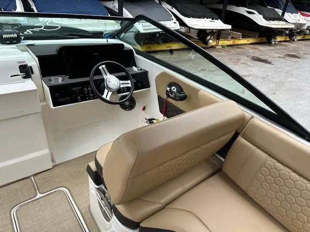 Slide: The Image of Sea Ray 250SDX 2022 - 13