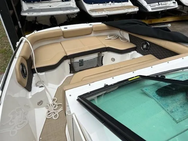 Slide: The Image of Sea Ray 250SDX 2022 - 16