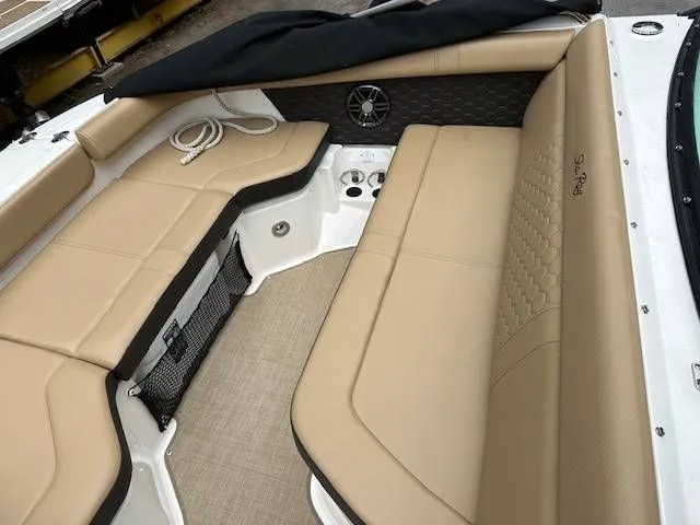 Slide: The Image of Sea Ray 250SDX 2022 - 17