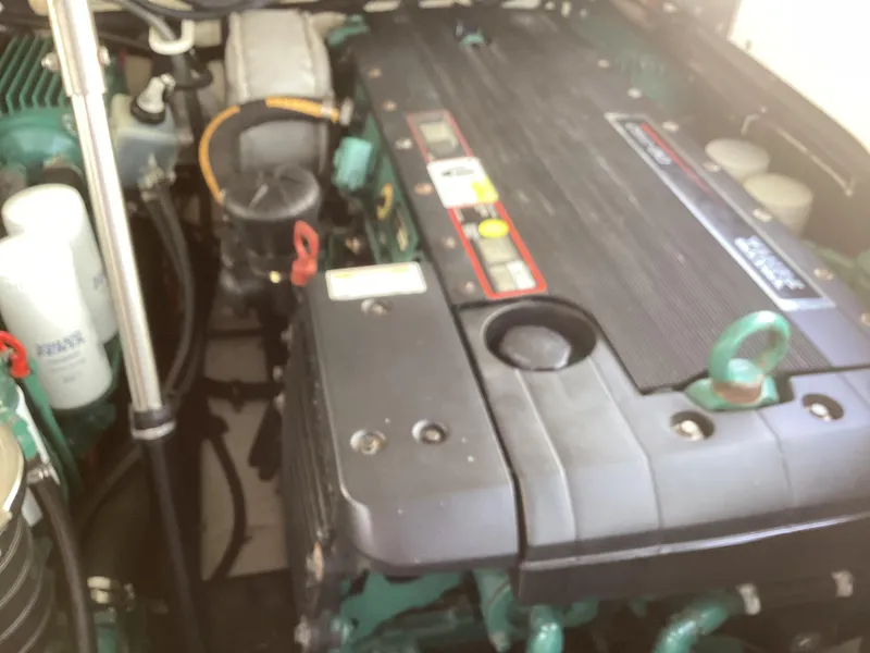 Slide: The Image of Engine compartment of a 2007 Formula 400 Super Sport boat. - 16