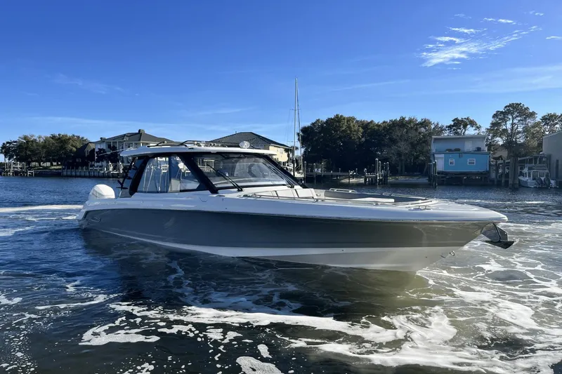 Slide: The Image of Boston Whaler 380 Realm 2025 - 15