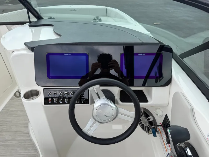 Slide: The Image of Sea Ray SDX 270 2025 - 33