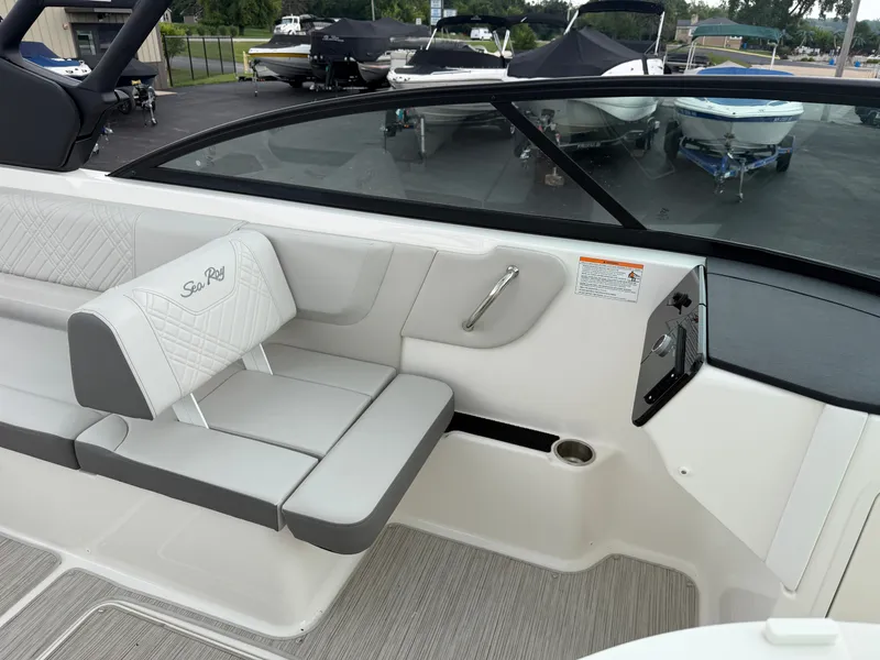 Slide: The Image of Sea Ray SDX 270 2025 - 43
