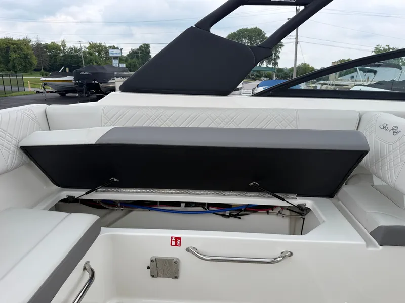 Slide: The Image of Sea Ray SDX 270 2025 - 24