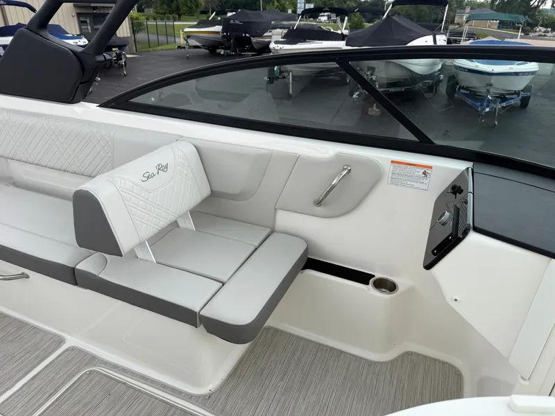 Slide: The Image of Sea Ray SDX 270 2025 - 42