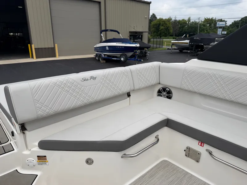 Slide: The Image of Sea Ray SDX 270 2025 - 18