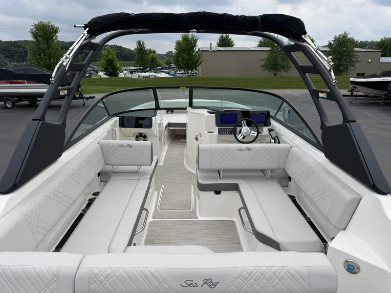 Slide: The Image of Sea Ray SDX 270 2025 - 17