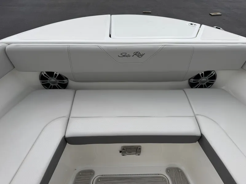 Slide: The Image of Sea Ray SDX 270 2025 - 58