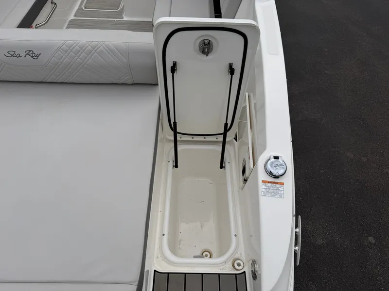 Slide: The Image of Sea Ray SDX 270 2025 - 16