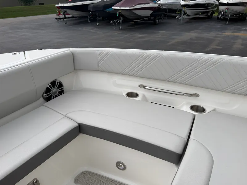 Slide: The Image of Sea Ray SDX 270 2025 - 60