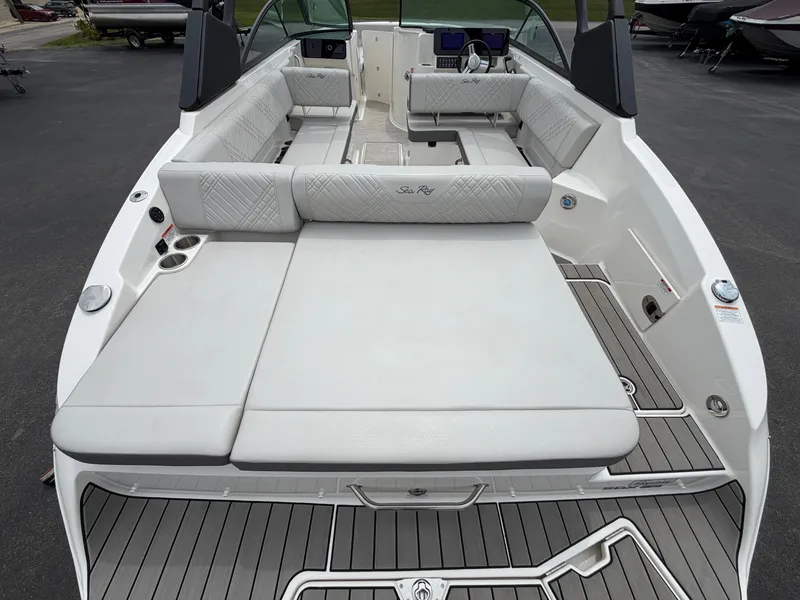 Slide: The Image of Sea Ray SDX 270 2025 - 13