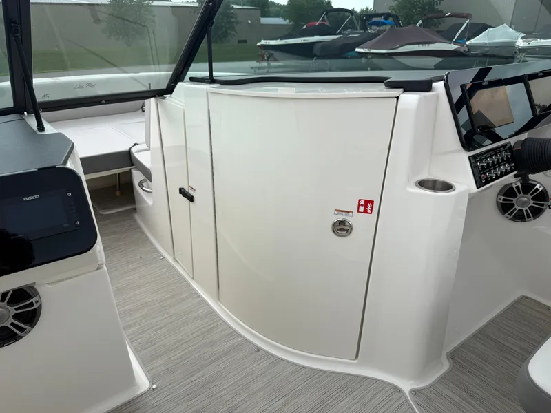 Slide: The Image of Sea Ray SDX 270 2025 - 50