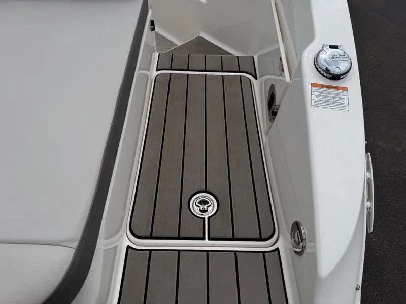Slide: The Image of Sea Ray SDX 270 2025 - 15