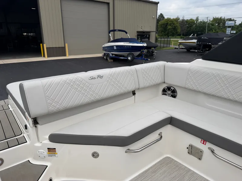 Slide: The Image of Sea Ray SDX 270 2025 - 19