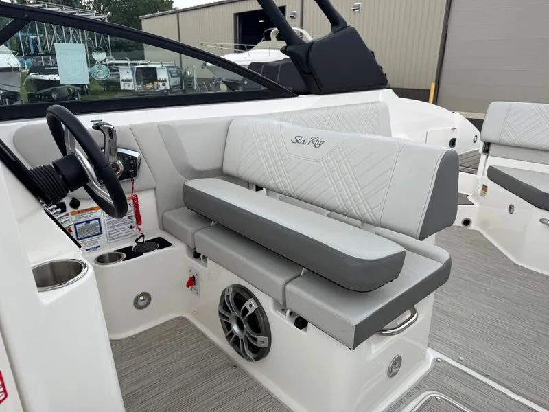 Slide: The Image of Sea Ray SDX 270 2025 - 30