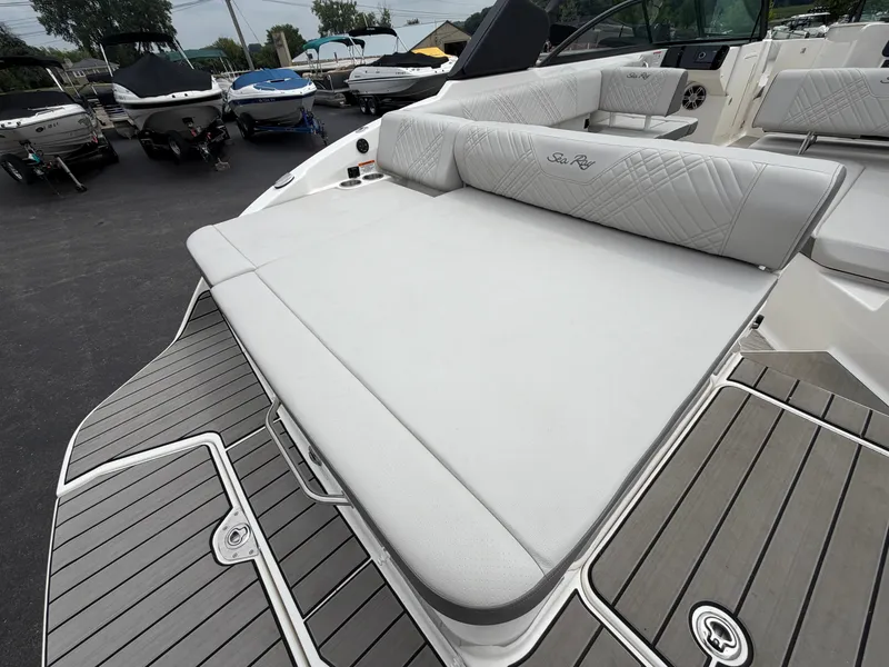 Slide: The Image of Sea Ray SDX 270 2025 - 14