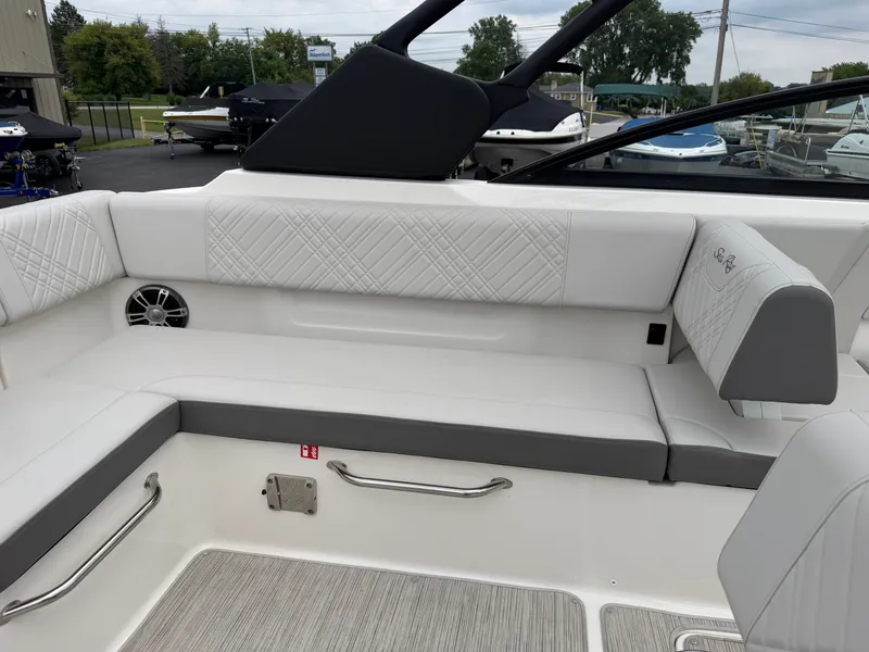 Slide: The Image of Sea Ray SDX 270 2025 - 20