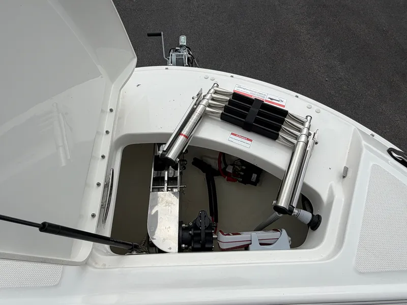 Slide: The Image of Sea Ray SDX 270 2025 - 66