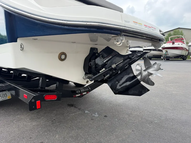 Slide: The Image of Sea Ray SDX 270 2025 - 11