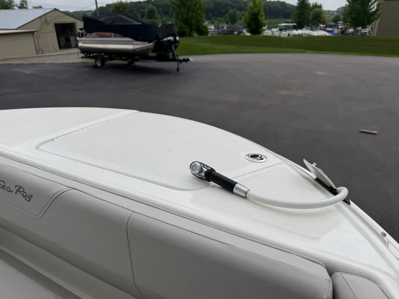 Slide: The Image of Sea Ray SDX 270 2025 - 69