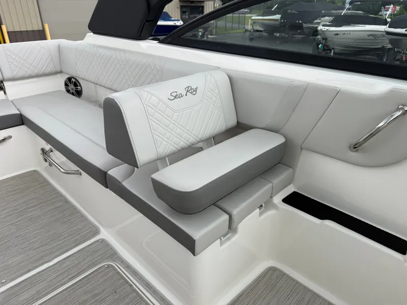 Slide: The Image of Sea Ray SDX 270 2025 - 44