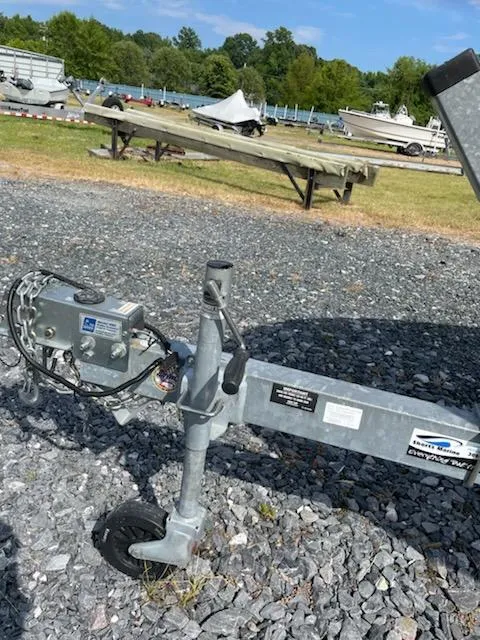 Slide: The Image of Trailer hitch of a 2007 Bayliner Discovery 215 boat on gravel. - 17