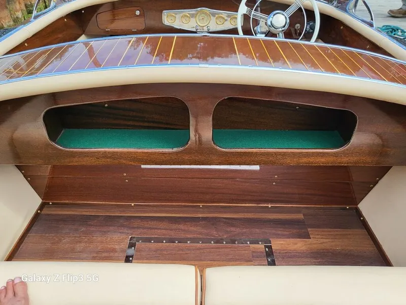 Slide: The Image of second cockpit and glove box - 6