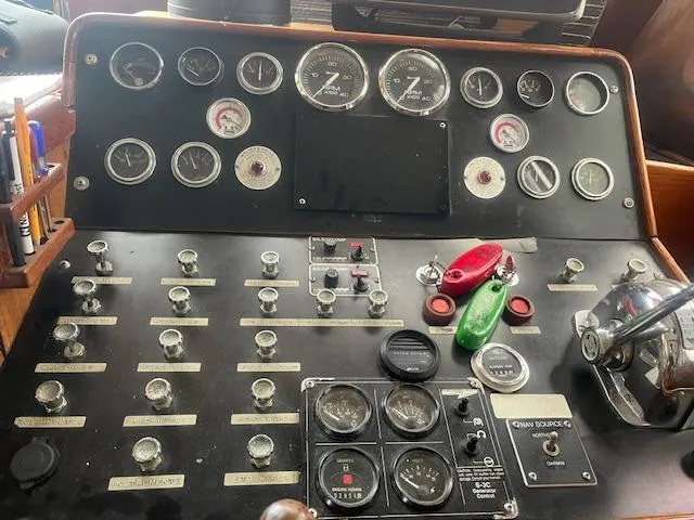 Slide: The Image of 1982 Monk 40 Helm Gauges View - 8