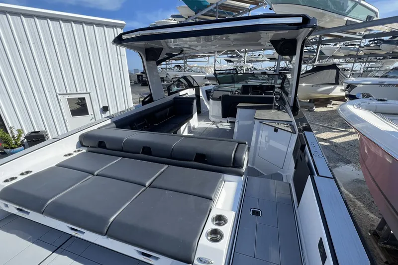 Slide: The Image of Aviara AV32 Outboard 2023 - 10