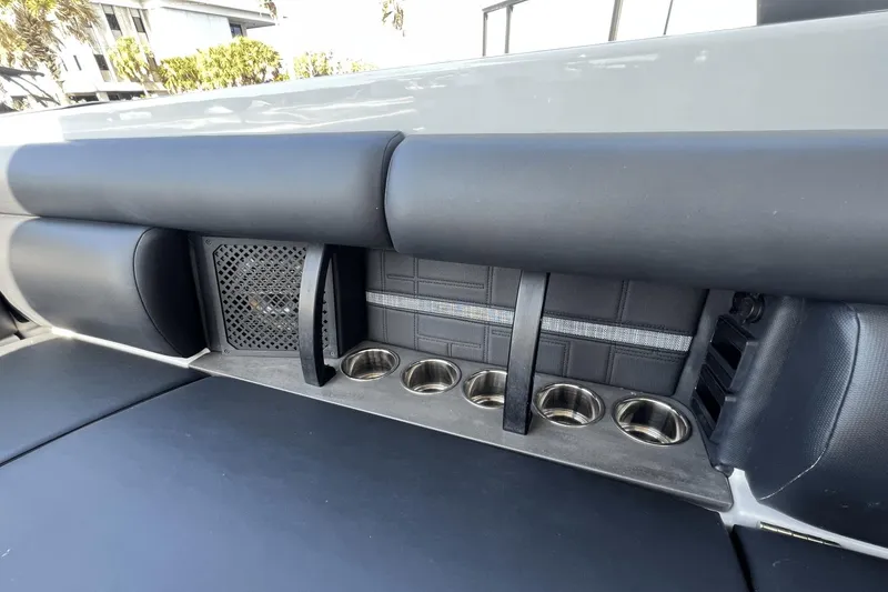 Slide: The Image of Aviara AV32 Outboard 2023 - 14