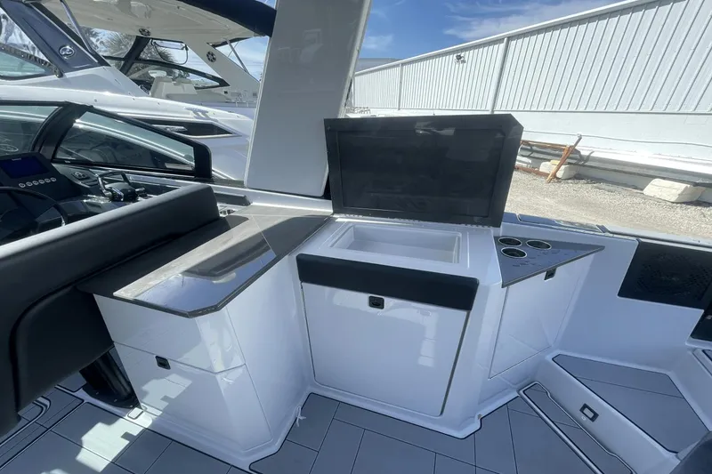 Slide: The Image of Aviara AV32 Outboard 2023 - 20