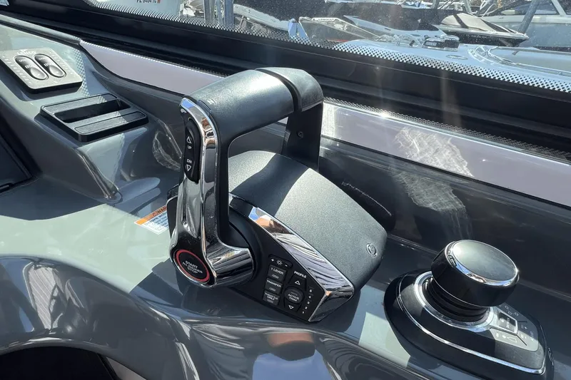Slide: The Image of Aviara AV32 Outboard 2023 - 21