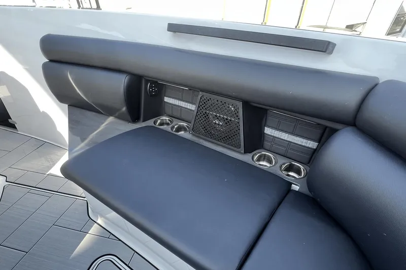 Slide: The Image of Aviara AV32 Outboard 2023 - 30