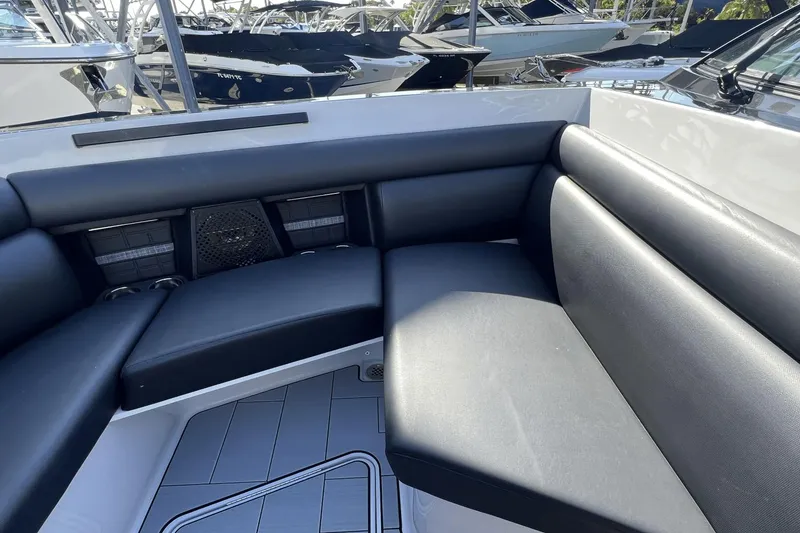 Slide: The Image of Aviara AV32 Outboard 2023 - 31