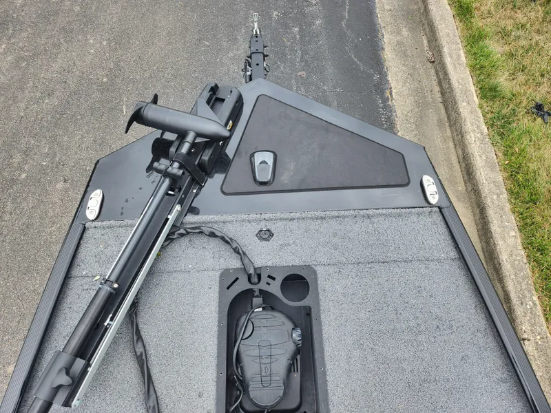 Slide: The Image of 2021 Tracker Bass Tracker Classic XL boat deck with trolling motor. - 16