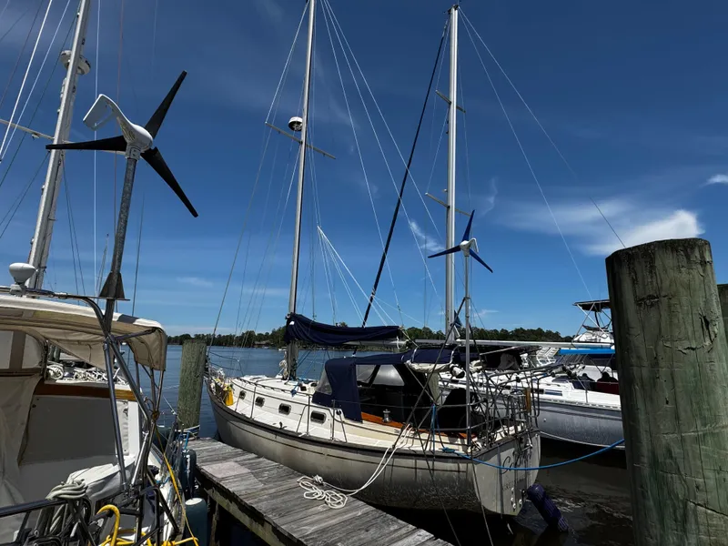 Slide: The Image of 1989 Island Packet 35 sailboat cockpit with winches, storage, and wooden hatch. - 40