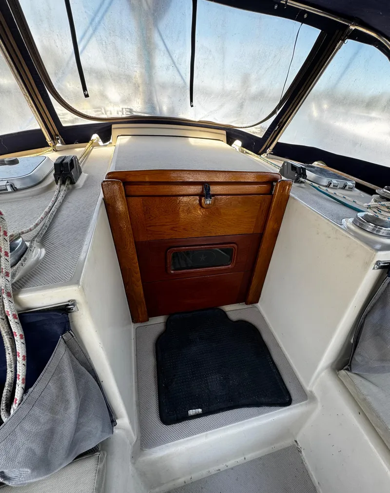 Slide: The Image of Radar equipment on the mast of a 1989 Island Packet 35 sailboat. - 46