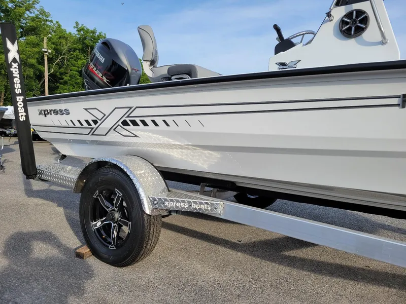 Slide: The Image of 2025 Xpress H190 Bay Boat on trailer, featuring sleek design and Yamaha engine. - 10