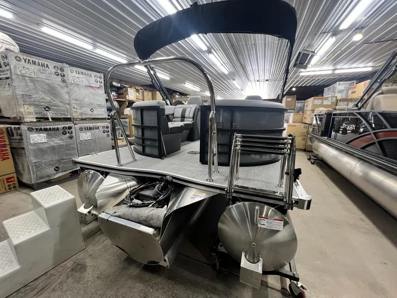 Slide: The Image of Berkshire 22RFX CTS 3.0 Tritoon 2025 - 17