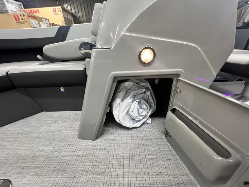 Slide: The Image of Berkshire 22RFX CTS 3.0 Tritoon 2025 - 23