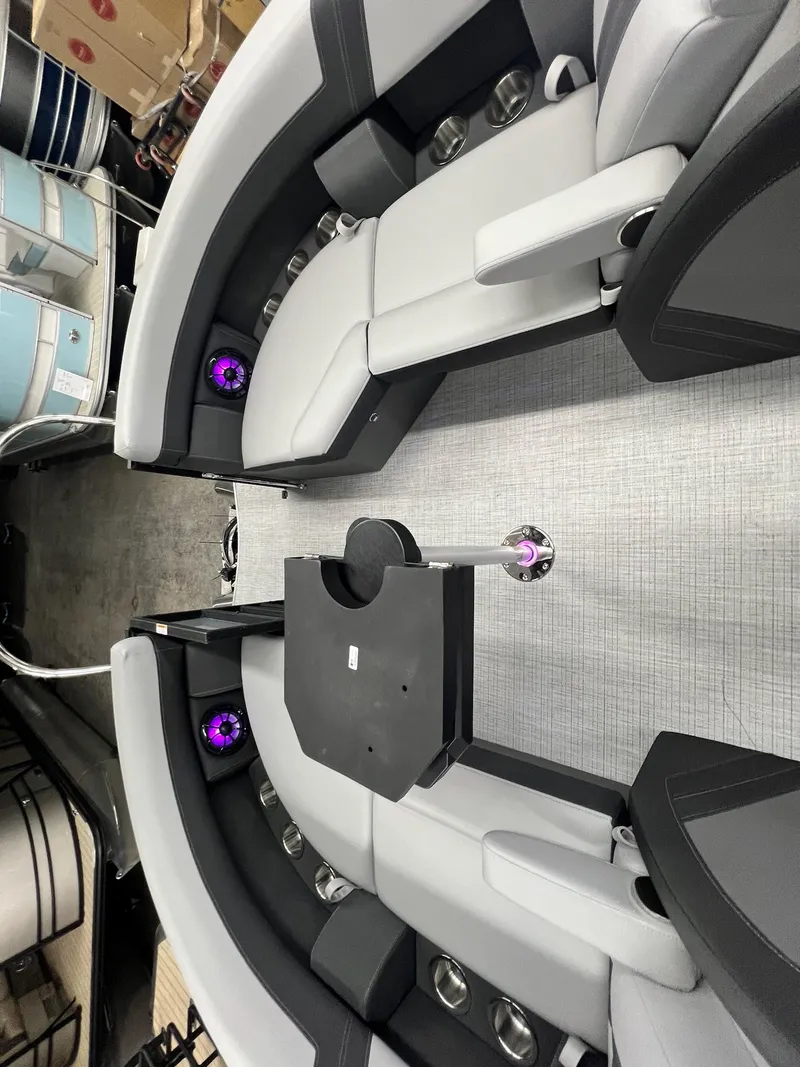 Slide: The Image of Berkshire 22RFX CTS 3.0 Tritoon 2025 - 28