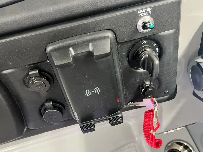 Slide: The Image of Berkshire 22RFX CTS 3.0 Tritoon 2025 - 30