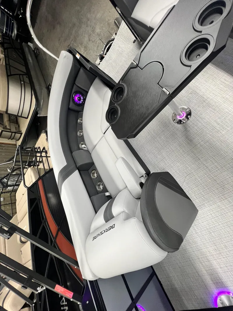 Slide: The Image of Berkshire 22RFX CTS 3.0 Tritoon 2025 - 38