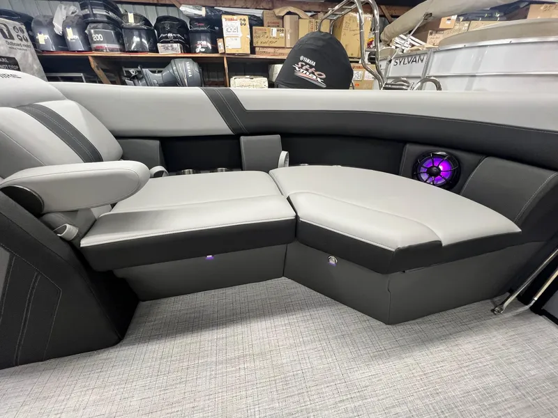 Slide: The Image of Berkshire 22RFX CTS 3.0 Tritoon 2025 - 8