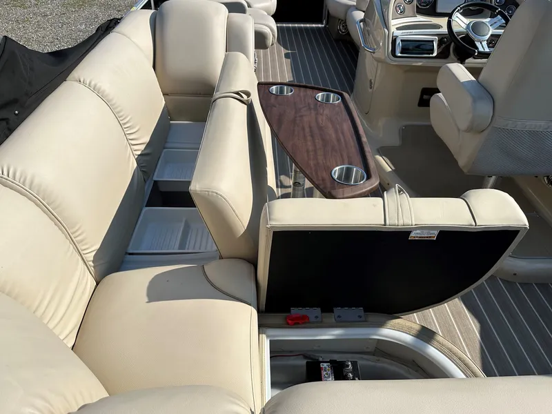 Slide: The Image of Interior of a 2014 Sanpan SP2200BC3 pontoon boat. - 9
