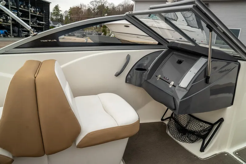 Slide: The Image of Larson LX 195 C 2013 - 18