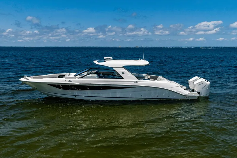 Slide: The Image of Sea Ray SLX 400 Outboard 2025 - 0