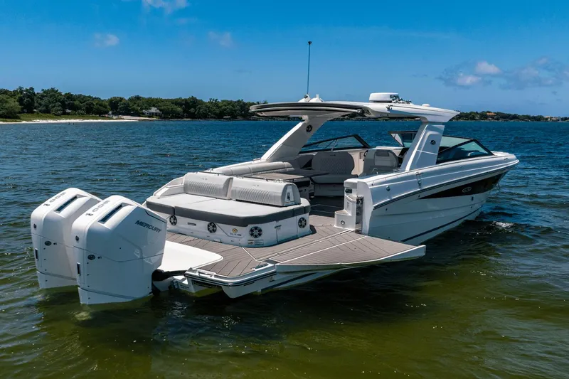 Slide: The Image of Sea Ray SLX 400 Outboard 2025 - 11
