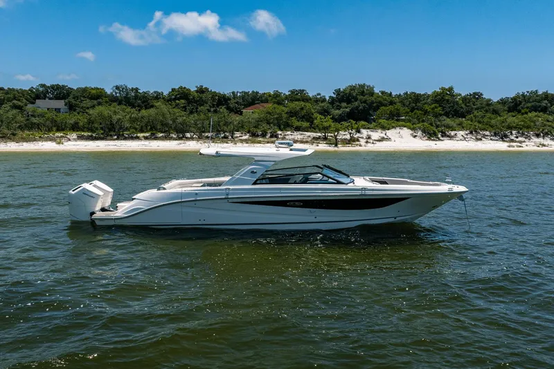 Slide: The Image of Sea Ray SLX 400 Outboard 2025 - 12